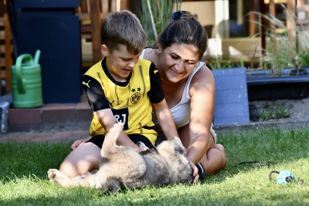 Mutter mit Kind spielt mit Biko